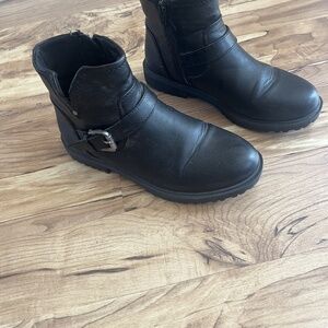 Women's boots size 8 Baretraps